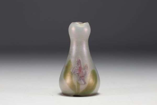 Petit vase Art Nouveau en verre multicouche dans le goût de Johan LOETZ, non signé.