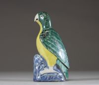 Chine – Statuette de perroquet en porcelaine émaillée polychrome, probablement famille verte, XVIIIe siècle  Ravissante statuette figurant un perroquet perché sur un rocher stylisé, en porcelaine émai