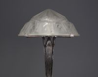 MULLER Frères Lunéville - Lampe de table en verre moulé pressé et sablé à décor stylisé, pied en métal martelé.