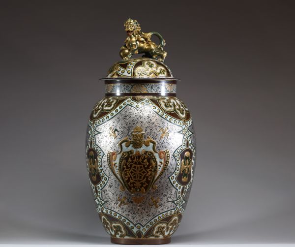 Keller et Guérin Lunéville - Grande potiche couverte en céramique polychrome à décor japonisant, prise en forme de lion, marque sous la pièce.