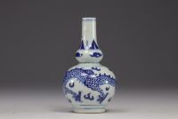 Chine - vase en porcelaine blanche et bleue à décor de 