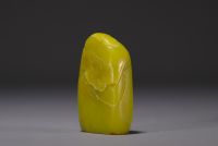 Chine - Sceau en pierre jaune sculptée de personnage dans un paysage et gravée d'un poème.