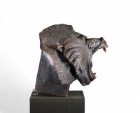 Chen M. – Sculpture en terre cuite polychrome “Tête de babouin”.
