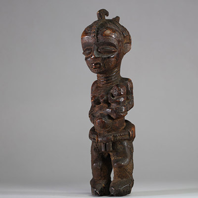 Superbe statuette représentant une maternité Bena Lulua ( bwanga bwa cibola), RD Congo, bois. Grande finesse dans le travail, nombreuses scarifications ornementales classique de l’ethnie. Ces figures étaient des 
