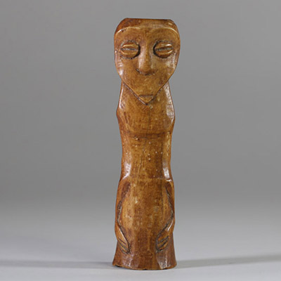 Figure du « Bwami » Lega, RD Congo, os. Collecté sur site par A.S., St Idesbald, début des années 1950. H : 16 cm