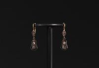 Ensemble de deux paires de boucles d'oreilles 9K (zircon) et 18K (brillant), pour un poids total de 4.8gr.