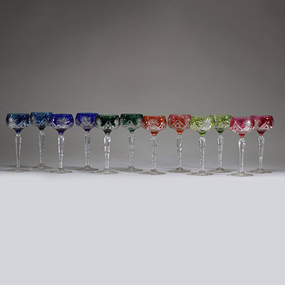 Val Saint Lambert - Série de douze verres en cristal taillé et doublé de différentes couleurs.