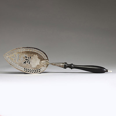 Pelle à gâteaux en argent massif, manche en bois tourné noirci, poinçon second titre, époque Restauration, début XIXème.