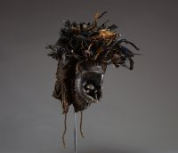 Afrique RDC - Masque « Ishyeen Imaalu » Kuba en bois sculpté et raphia surmonté d’une coiffe de plumes, Congo RDC, 1ère moitié XXème.