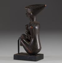 Asie - Bornéo - Statuette figurative Iban (Dayak) en bois sculpté, symbole de maternité, une femme portant un enfant sur le dos.