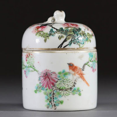 Chine - Boîte couverte en porcelaine polychrome à décor d'oiseau sur une branche, signature de l'artiste.
