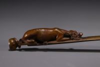 Jules MOIGNIEZ (1835-1894) Ouvre lettres en bronze à décor de chien sur un collier, signé.