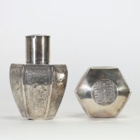 Paire de pots à thé en argent massif à décor gravé, Chine, XIXe siècle Paire élégante de pots à thé hexagonaux en argent massif, chaque face finement gravée de motifs floraux, d'oiseaux en vol ou perc
