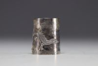 Chine - Gobelet en argent massif à décor d'un dragon.