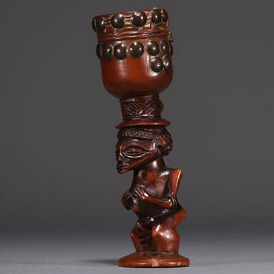 Mortier à tabac Chokwe en bois sculpté rehaussé de clous en laiton, début XXe siècle.