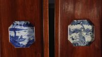 Chine - Suite de quatre panneaux ornés de seize porcelaines blanc bleu, époque Ming et Kangxi, XVIIIème.