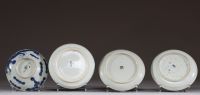 Chine - Ensemble de quatre plats en porcelaine bleu de Hue à décors villageois et floral, XIXème.