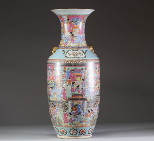 Chine rare vase en porcelaine de canton du xixe siècle, finement orné d’un décor de personnages et de scènes de palais, représentant probablement l'une des meilleures qualités de porcelaine de canton