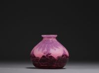 Le Verre Français - Vase en verre multicouche dégagé à l'acide à décor de dahlias, signé.