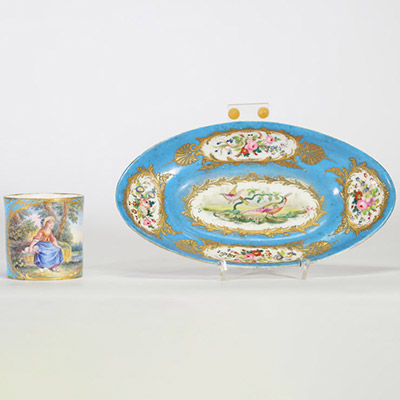 Manufacture de Sèvres, année 1787 Ensemble composé d’une tasse litron et d’un plateau en porcelaine à fond bleu céleste, riche décor polychrome et or