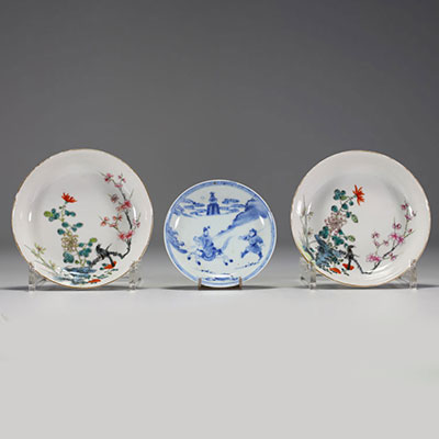 China - Set of three small blue-white and polychrome porcelain plates, Qing period.