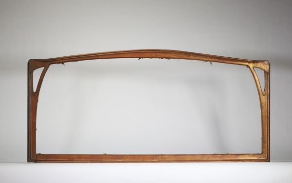 Attribué à Hector Guimard (1867–1942) Encadrement sculpté Art nouveau à double face – Vers 1900 Bois sculpté et doré  Ce remarquable encadrement sculpté, probablement conçu par Hector Guimard, incarne avec raffinement l’esprit du style Art nouveau français dans sa forme la plus expressive. Réalisé en bois finement sculpté puis doré, il se distingue par ses volutes sinueuses et ses formes organique