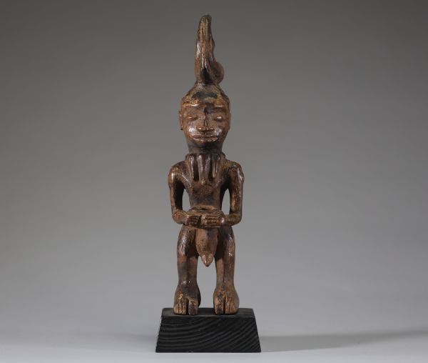 Afrique RDC - Statuette Luluwa ( Lulua) en bois sculpté, Congo RDC, début XXème, sur socle.