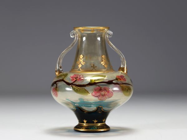 Vase d'époque Art Nouveau en verre à applications au décor de fleurs rehaussées à l'or