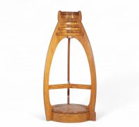 Attribué à Paul Saintenoy (1861–1952) Imposante sellette en bois clair – Unique vestige du stand des amidons Remy, Exposition internationale de Liège, 1905  Cette sellette monumentale en bois clair constitue un témoignage exceptionnel du stand des amidons Remy, présenté lors de l’Exposition internationale de Liège en 1905. À ce jour, elle est le seul élément connu ayant survécu de cet ensemble, do