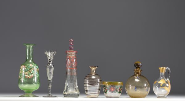 Ensemble de sept pièces de verreries diverses, vases carafes, bol, émaillées et autres.