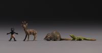 Ensemble de 17 sujets miniatures en bronzes de Vienne polychromes et une petite boite en loupe d'Orme.