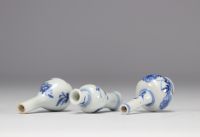 Lot de trois vases miniatures de différentes formes en blanc et bleu d'époque Kangxi (1661-1722)