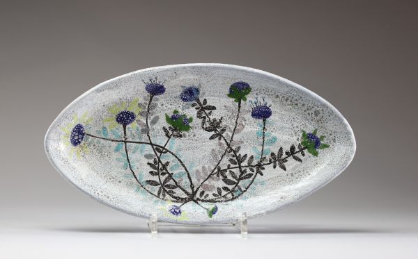 Claire LAMBERT (1936-?) Plat en céramique vernissée des Ateliers de Dour à décor de fleurs, vers 1960, signé.