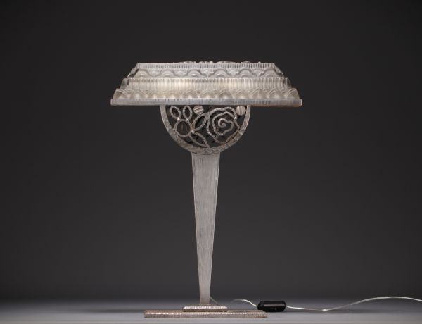 HETTIER & VINCENT (attr. à) Lampe Art déco en verre moulé pressé satiné, pied en fer forgé.