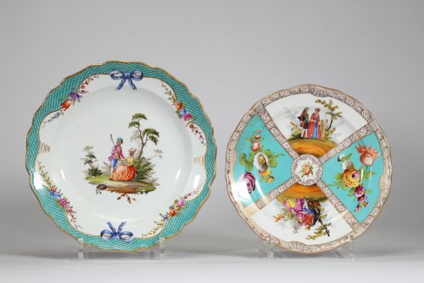 Meissen – Lot de deux assiettes en porcelaine décorées de scènes romantiques et de fleurs, marque aux épées croisées, XVIIIe/XIXe siècle