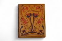 Marie Molitor (1868 – ?) Reliure Art nouveau pour La Cité ardente de Henry Carton de Wiart Vers 1905  Cuirs polychromes (jaune, rouge, rose, mauve clair et foncé) Cette reliure unique, réalisée en cuirs de quatre teintes contrastées, constitue un rare exemple d’application du langage de l’Art nouveau à l’art de la reliure. Son décor abstrait, composé d’arabesques souples et dynamiques, évoque avec