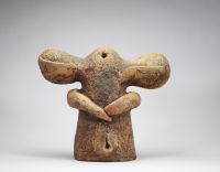 Yves Rhayé (1936–1995), Couple en céramique, signé et numéroté 13/30 Rare sculpture en céramique émaillée représentant un couple stylisé, œuvre emblématique de l’artiste belge Yves Rhayé, connu pour son univers singulier et organique. Les formes anthropomorphes aux volumes généreux et aux textures brutes évoquent l’art primitif revisité par la modernité. Chaque figure est signée et numérotée 13/30