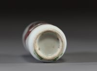 Chine - Tabatière en porcelaine rouge en fer sur fond blanc à décor de personnages, dynastie Qing.
