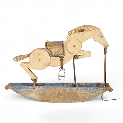 Louis VUITTON - Rare cheval à bascule Art Déco en bois peint, macaron LV pour Louis VUITTON sur la base, vers 1925-30.