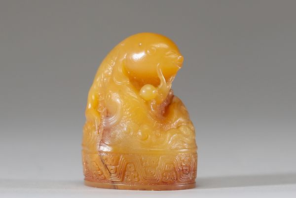 Chine – Sceau en jade jaune, sculpté de deux carpes bondissantes, dynastie Qing (probablement XIXe siècle)