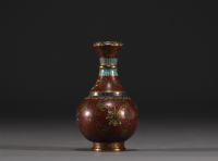 Chine - Petit vase en émail cloisonné, signature sous la pièce.