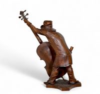 Grande sculpture figurative en bois sculpté – Musicien à la contrebasse Travail européen vers 1900  Sculpture de belle dimension représentant avec expressivité et humour un musicien en pleine performa