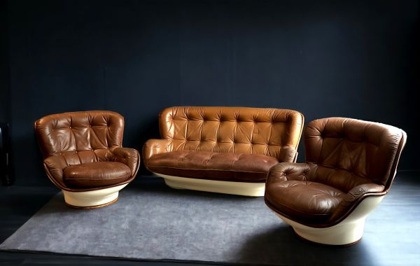 Michel CADESTIN (1942- ) - Ensemble de deux fauteuils et un canapé modèle 