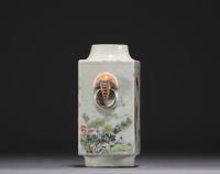 Chine - Vase quadrangulaire en porcelaine à décor d'oiseaux.