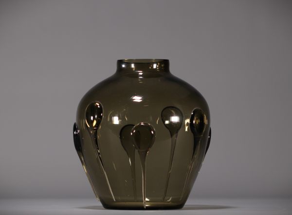 Vittorio ZECCHIN (1878-1947) Vase ovoïde en verrerie de Murano dans un ton de brun ave application de goutte en verre.