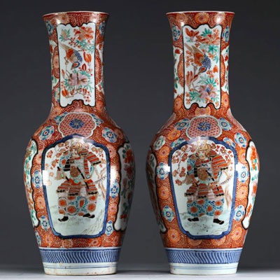 Japon - Paire de vases Imari à décor de fleurs et de guerriers Samouraï, fin XIXème.