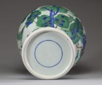 Chine – Importante potiche couverte en porcelaine polychrome, dite « famille verte », à décor de personnages et paysages. Marque au double cercle sous la base.