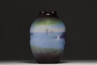 Émile GALLÉ (1846-1904) - Vase en verre multicouche dégagé à l'acide à décor de voiliers dans un dégradé de bleu, signé.