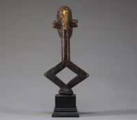 Afrique - Figure de reliquaire Mbumba Kota Sango en bois sculpté, cuivre et clous de tapissier, Gabon, début XXème ou antérieure.