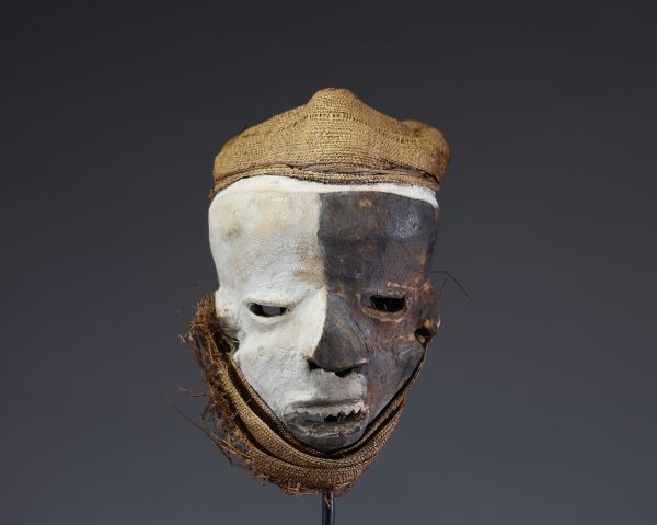 Afrique RDC - Masque maladie Pendé Mbangu en bois sculpté polychrome, fibres et raphia, Congo RDC, fin 1ère partie XXème.
